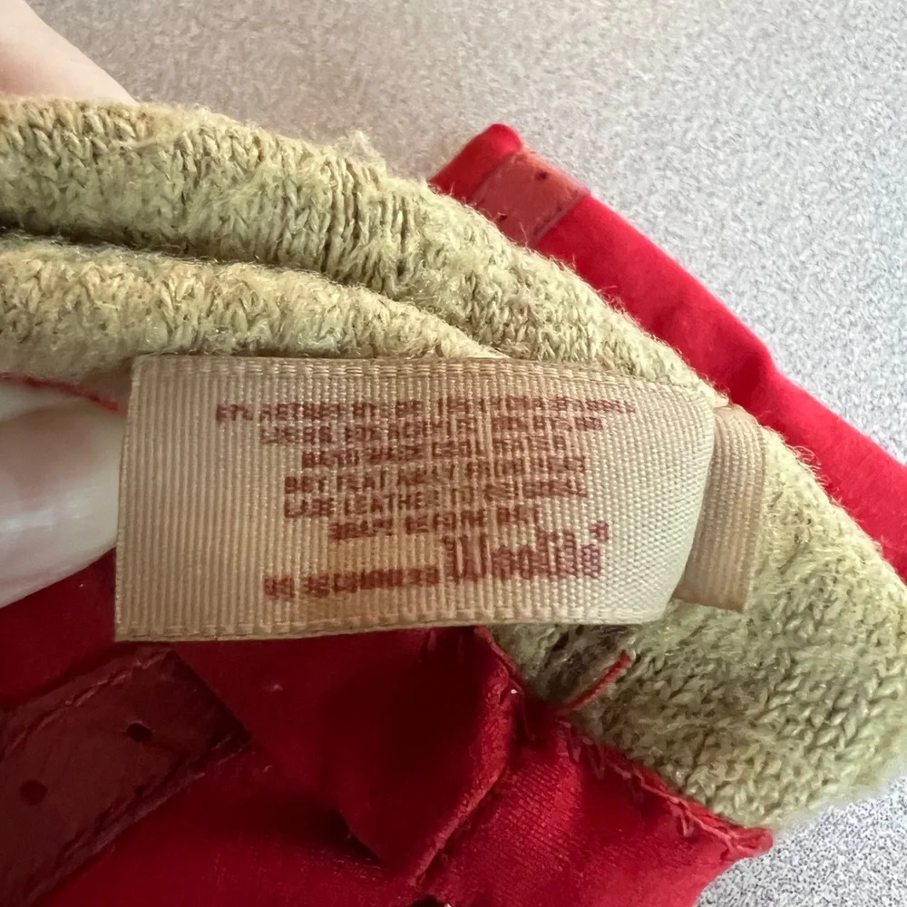 Isotoner red ladies’ gloves. - Picture 4 of 11